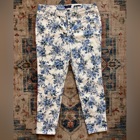 Charter Club Floral Jeans Blue & White Roses Embroidery Textures Denim Cropped - Picture 2 of 8